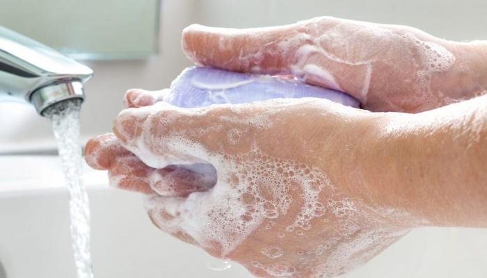 173-124238-corona-virus-britain-cleaning-hands_700x400.jpg